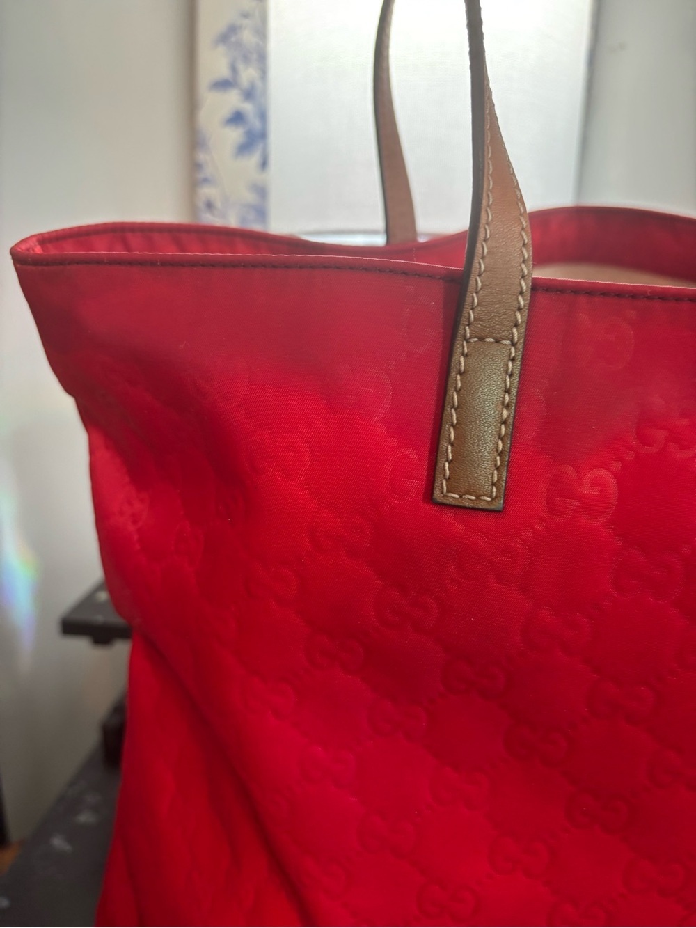 Authentic Gucci Red GG Canvas Jacquard Fabric Tote Bag - Picture 4 of 16